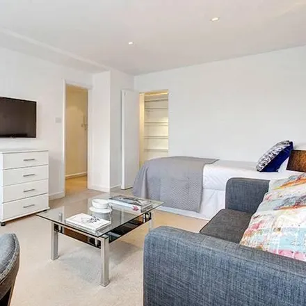 Rent this studio apartment on 36 Hill Street in London, W1J 5LX
