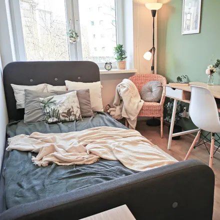 Rent this 3 bed room on Turlaj Klopsa Foodtruck in Aleja Juliusza Słowackiego 3, 30-037 Krakow