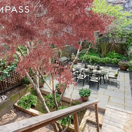 Image 2 - 326 West 22nd Street, New York, NY 10011, USA - Townhouse for sale