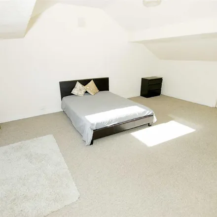 Image 2 - Woodland Terrace, Leeds, LS7 2HF, United Kingdom - Apartment for rent