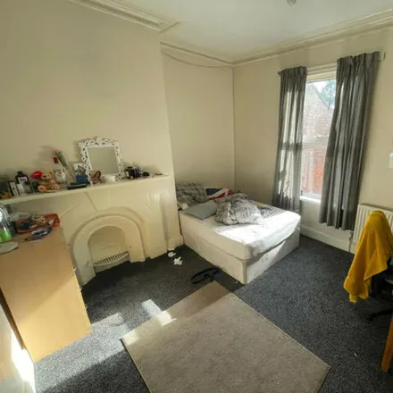 Rent this 9 bed townhouse on Chapel Lane in Leeds, LS6 3BW