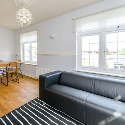 Rent this 1 bed apartment on 91 Guildford Park Road in Guildford, GU2 7NW