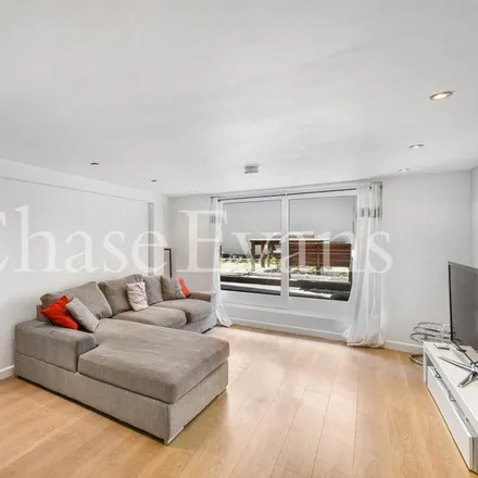 Image 3 - Myrdle Court, Myrdle Street, St. George in the East, London, E1 1HL, United Kingdom - House for rent