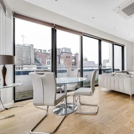 Rent this 3 bed apartment on 280 High Holborn in London, WC1V 6EA