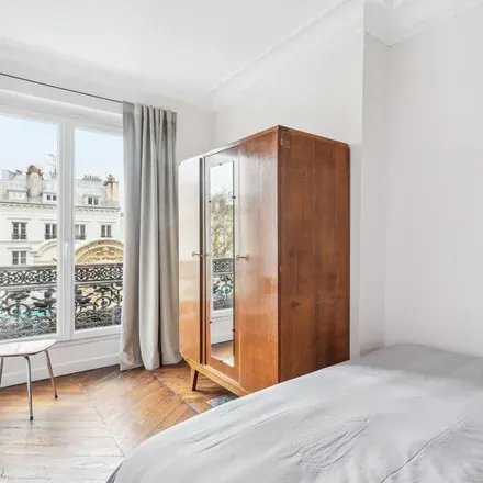 Rent this 3 bed apartment on Direction Régionale des Finances Publiques d'Île-de-France et de Paris - Site Réaumur in 94 Rue Réaumur, 75002 Paris