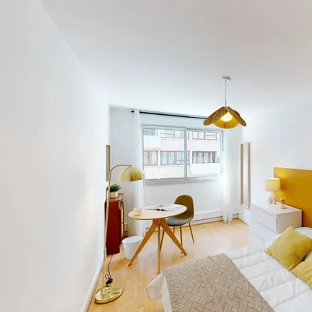 Rent this 3 bed room on 155 Rue de Lourmel in 75015 Paris, France