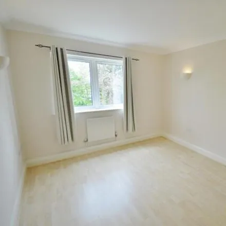 Image 4 - The Pines, Turners Hill Road, Pound Hill, RH10 7US, United Kingdom - Apartment for rent