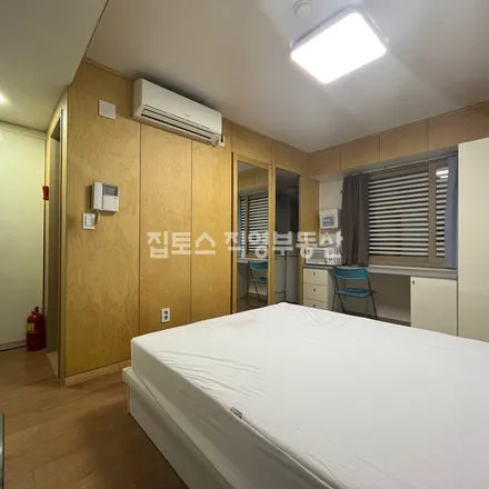 Rent this studio apartment on 서울특별시 강남구 역삼동 718-11