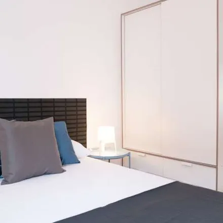 Rent this 4 bed apartment on Madrid in Lavado de coches y mecánica rápida, Paseo de la Dirección