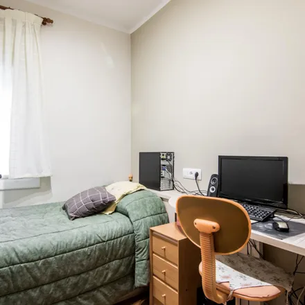 Rent this 3 bed room on Frankfurt in Carrer del Pintor Pahissa, 08001 l'Hospitalet de Llobregat