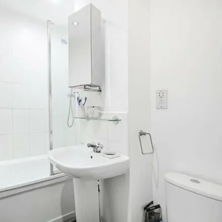 Image 5 - Waterfront House, Harry Zeital Way, London, E5 9RP, United Kingdom - Apartment for sale