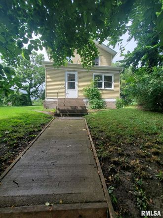 Rent this 2 bed house on 428 West 10th Street in Davenport, IA 52803