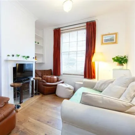 Rent this 3 bed townhouse on VIC Dry Cleaners & Alterations in 109 Cowley Road, Oxford