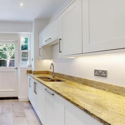 Rent this 4 bed townhouse on 2 Hunters Court in London, TW9 1NX