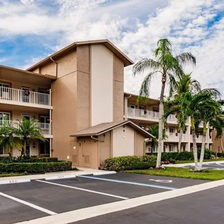 Rent this 2 bed condo on Advance Auto Parts in Glenmoor Lane, Collier County