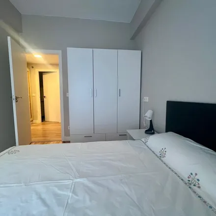Rent this 3 bed apartment on Puente de Deusto - Deustuko zubia in Abandoibarra etorbidea, 48011 Bilbao