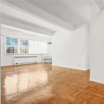 Image 3 - 88-29 155th Avenue, New York, NY 11414, USA - Apartment for sale