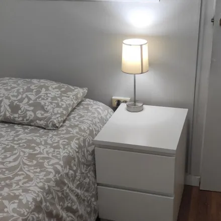 Rent this 5 bed room on Peluquería Gonzalez in Carrer de Farnés, 08904 l'Hospitalet de Llobregat