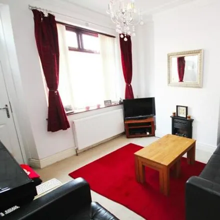 Rent this 3 bed townhouse on Tapton Hill Road in Sheffield, S10 5GD