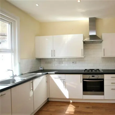 Image 2 - Lydden Grove, London, SW18 4LJ, United Kingdom - Townhouse for rent