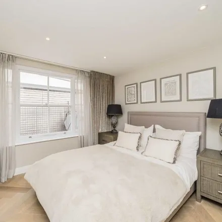 Rent this 3 bed apartment on 8 Vicarage Gate in London, W8 4AG