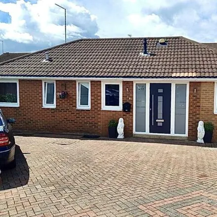 Buy this 3 bed house on Kimble Close in West Northamptonshire, NN4 0RF