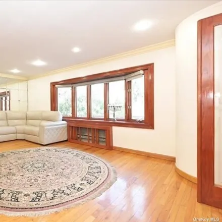 Image 4 - 77-41 167th Street, New York, NY 11366, USA - House for sale