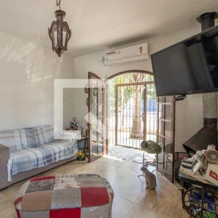 Rent this 3 bed house on Escola Doutor Gustavo Armbrust in Rua Professor Emílio Kemp 65, Jardim Itu