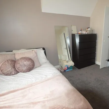 Image 9 - 38 Newport View, Leeds, LS6 3BX, United Kingdom - House for rent