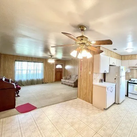 Image 5 - 743 Fay Avenue, Devine, TX 78016, USA - House for sale