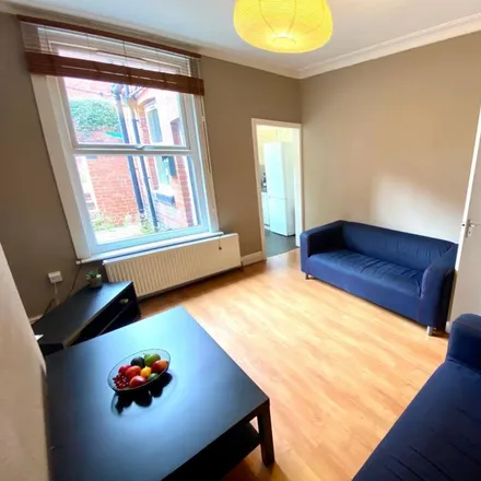 Rent this 4 bed townhouse on Sharrow Vale Road in Sheffield, S11 8ZE