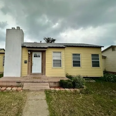 Buy this 2 bed house on 972 West Lee Avenue in Kingsville, TX 78363