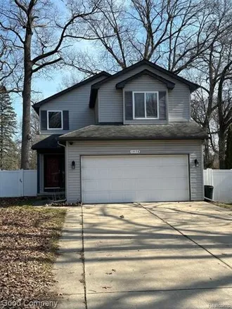 Rent this 3 bed house on 3689 Fort Drive in Waterford Township, MI 48328