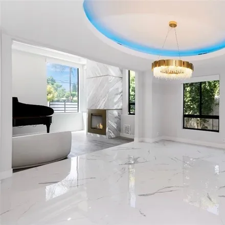 Image 4 - 21663 Burbank Boulevard, Los Angeles, CA 91367, USA - House for sale