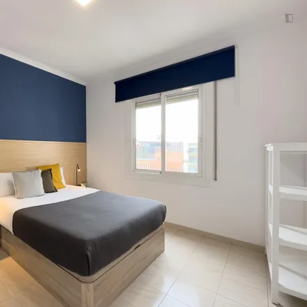 Rent this 5 bed room on Carrer d'Entença in 79, 08001 Barcelona