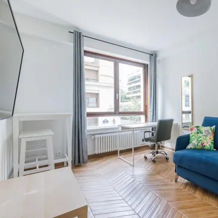 Rent this studio apartment on 21 Rue Mesnil in 75116 Paris, France
