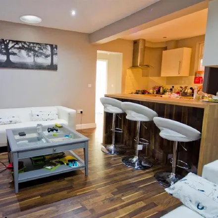 Rent this 6 bed room on 168 Rolleston Drive in Nottingham, NG7 1LA