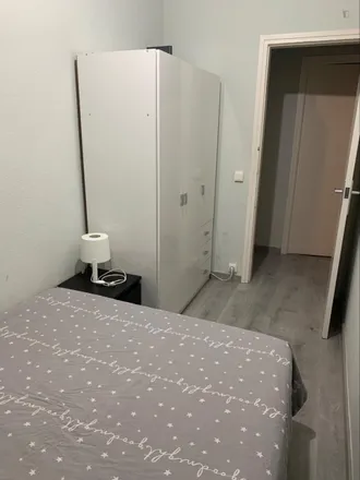 Rent this 3 bed room on Carrer de Malats in 48, 08030 Barcelona