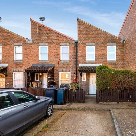 Rent this 4 bed townhouse on Bristow Road in London, SE19 1JX