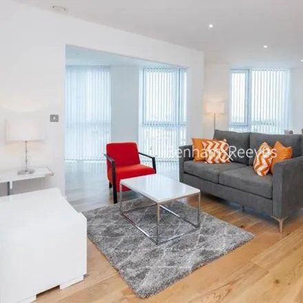 Rent this 2 bed room on Sky View Tower in 12 High Street, London