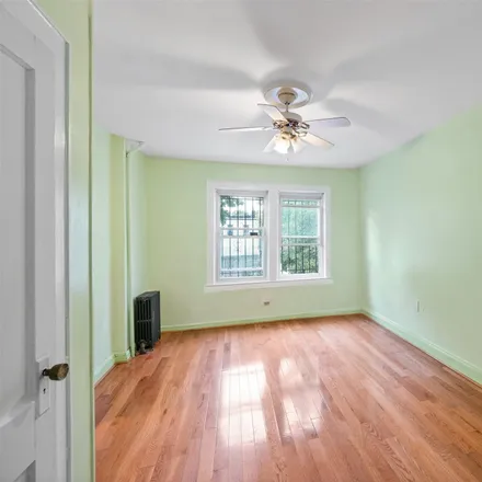 Image 3 - 147-03 Hoover Avenue, New York, NY 11435, USA - Townhouse for sale