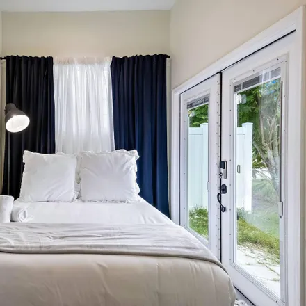 Rent this 4 bed room on Saint Petersburg in Central Oak Park, FL