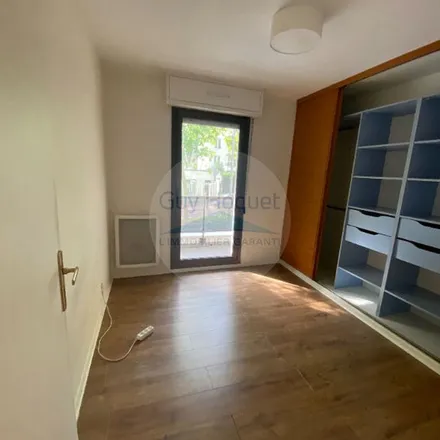 Rent this 3 bed apartment on 4 Rue de l'Île in 92260 Châtillon, France