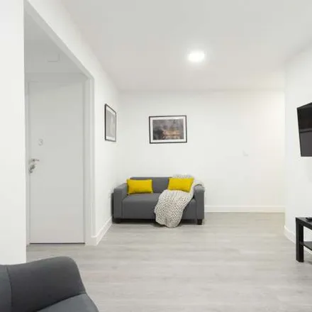 Rent this 8 bed apartment on Madrid in Farmacia - Paseo Delicias 50, Paseo de las Delicias