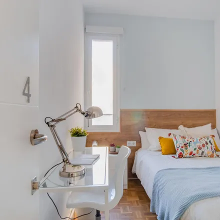 Rent this 6 bed room on Calle de Fernán González in 44, 28009 Madrid