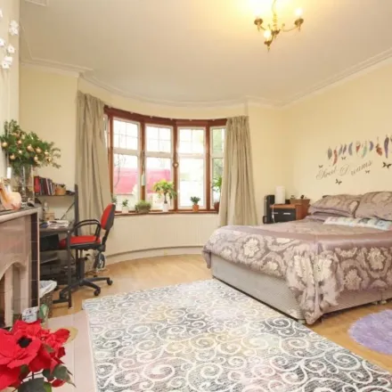Rent this 3 bed apartment on Great West Road / Borough Road in Wood Lane, London