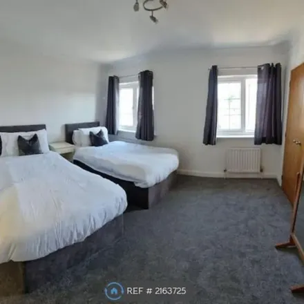 Image 7 - Brownlow Close, London, EN4 8FE, United Kingdom - Townhouse for rent