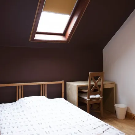 Rent this 6 bed room on Groupe scolaire Sans Souci & Petits Moineaux in Impasse des Moineaux - Mussensteeg, 1040 Etterbeek