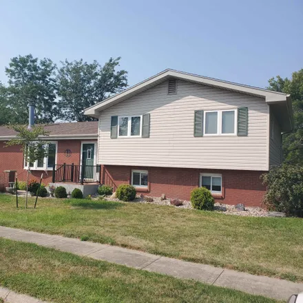 Buy this 3 bed house on 1718 27th Street in Columbus, NE 68601