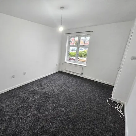 Image 2 - Dixon Green Drive, Farnworth, BL4 7EQ, United Kingdom - House for rent